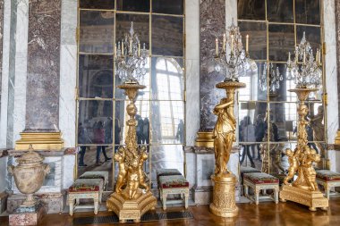 Versailles, Fransa - 14 Mart 2018: Avizeler ve Hall of Mirrors (Galerie des Glaces) Royal Palace Versailles Fransa aynalarda ziyaretçi ile