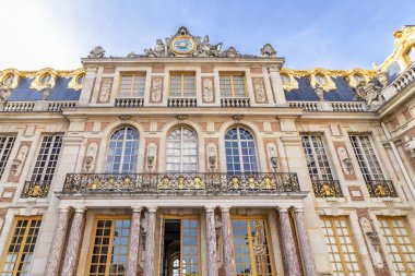 Versailles, Fransa - 14 Mart 2018: Görünüm, saraydan Royal Palace Versailles Fransa içinde avlu 