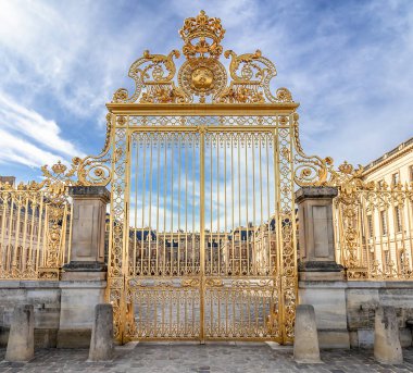 Versailles Sarayı, Paris, Fransa'nın dış cephe ana altın kapı