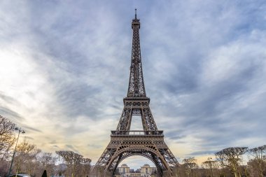 Ünlü Eyfel Kulesi Paris günbatımına yakın çekim