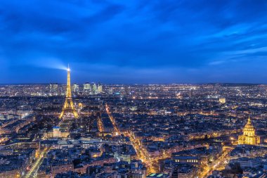 Geceleri Paris cityscape havadan görünümü