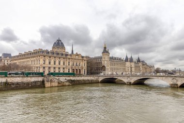 Seine Nehri görülen Conciergerie Sarayı