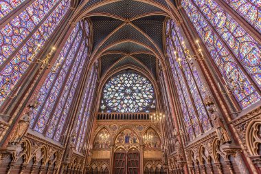 Paris, Fransa - 15 Mart 2018: İç görünüm Sainte-Chapelle, Paris merkezi ile büyük bir Gotik stili Kraliyet Şapel lekeli cam pencere