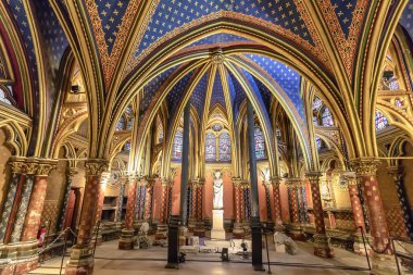 Paris, Fransa - 15 Mart 2018: İç görünüm Sainte-Chapelle, Paris merkezi ile büyük bir Gotik stili Kraliyet Şapel lekeli cam pencere