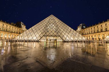 Paris, Fransa - 15 Mart 2018: Ana girişine Louvre Müzesi ile yıldızlı gökyüzü gece ışıklı