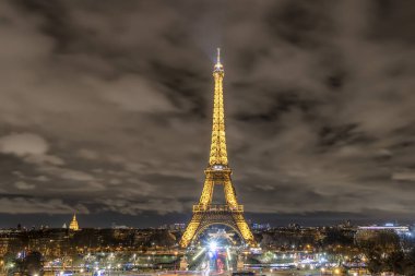 Paris, Fransa - 15 Mart 2018: Bulutlu ve yağmurlu bir gece gece ışıklı Trocadero ve Eyfel Kulesi görünümünden