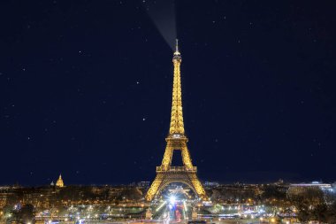 Paris, Fransa - 15 Mart 2018: Bulutlu ve yağmurlu bir gece gece ışıklı Trocadero ve Eyfel Kulesi görünümünden