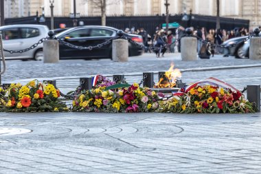Çiçekler ve ateş altında Arc de Triomphe Paris, Fransa