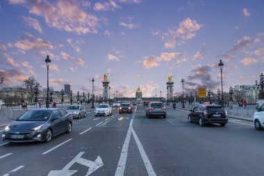 Paris, Fransa - 16 Mart 2018: Pont Alexandre III (Alexandre III Köprüsü) günbatımında geçiş trafik