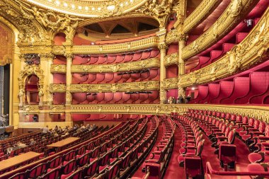 Paris, Fransa - 17 Mart 2018: Auditorium Paris'te Palais Garnier'e (Opera Garnier) içinde. Bu aslında Salle des Capucines denirdi. 1861 1875 yılına Paris Opera için inşa edilmiş.