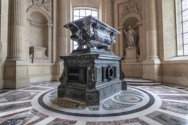 Paris, Fransa - 17 Mart 2018: Napolyon Bonapart Katedrali Les Invalides içinde Türbesi
