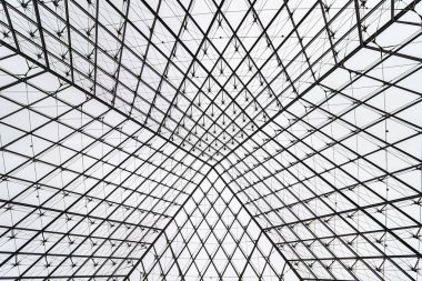 Louvre Müzesi içinde gün Piramidi görünümünü