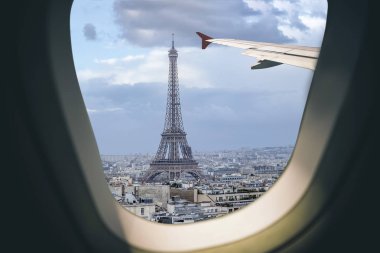 Havadan görünümü Paris cityscape havaalanına yaklaşırken ederken uçak pencereden 