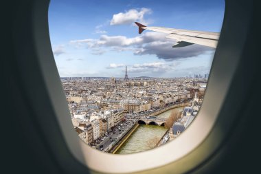 Havadan görünümü Paris cityscape havaalanına yaklaşırken ederken uçak pencereden 