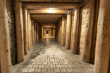 yeraltı koridorda wieliczka tuz madeni
