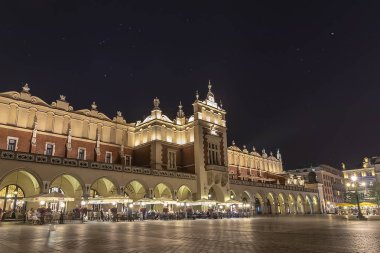 Krakow, Polonya - 3 Haziran 2018: Main square gece eski kasaba Krakow, Polonya