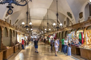 Krakow, Polonya 5 Haziran 2018: İç Galeri Cloth Hall tezgahları yürüyüş ziyaretçi. Cloth Hall Main Market Square tarihi kent merkezi özelliğidir