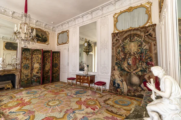 Versailles, Fransa - 14 Mart 2018: Oda içinde Royal Palace Versailles Fransa ziyaretçi ile