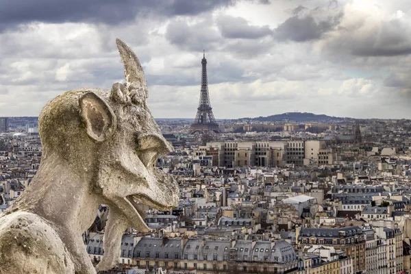 Gargoyle Ser Att Eiffeltornet — Stockfoto
