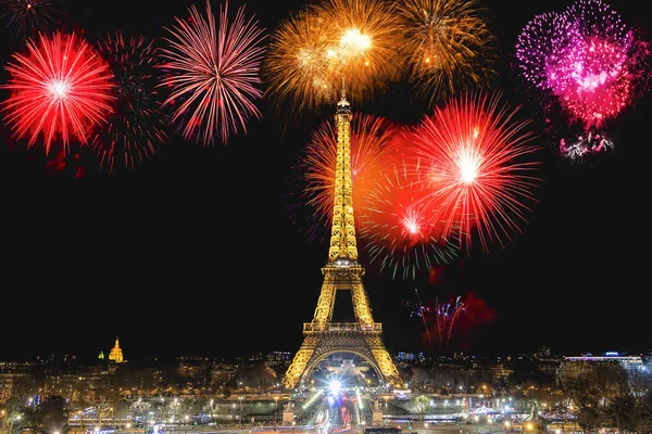 Paris, Fransa - 15 Mart 2018: Bulutlu ve yağmurlu bir gece gece ışıklı Trocadero ve Eyfel Kulesi görünümünden