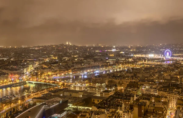 Luftaufnahme Der Pariser Stadtlandschaft Bei Bewölkter Und Regnerischer Nacht Mit — Stockfoto