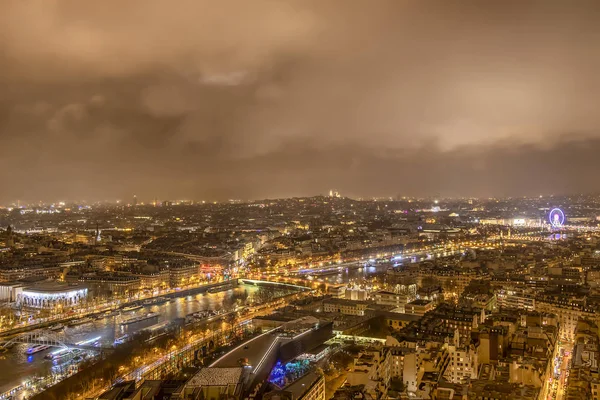 Luftaufnahme Der Pariser Stadtlandschaft Bei Bewölkter Und Regnerischer Nacht Mit — Stockfoto