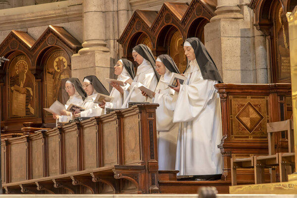 Париж, Франция - 14 марта 2018 года: Монахини молятся в базилике Святого Сердца Парижа, это римско-католическая церковь и малая базилика, посвященная Святому Сердцу Иисуса
