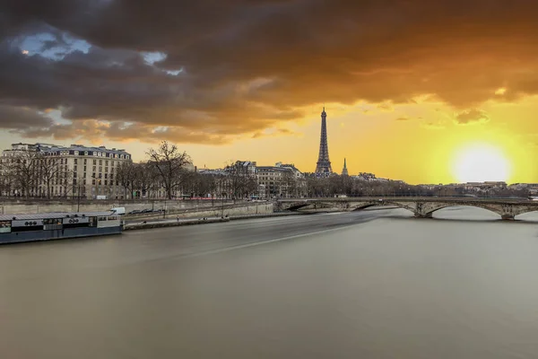 Fotografía Larga Exposición Puesta Sol París Día Nublado Con Río — Foto de Stock