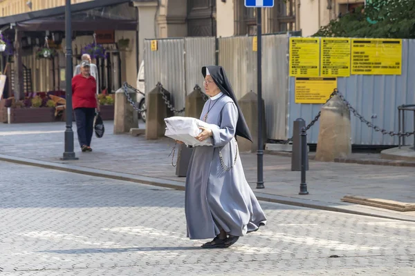 Krakow Polonya Haziran 2018 Rahibe Krakow Polonya Yaya Geçiş Kapısı — Stok fotoğraf