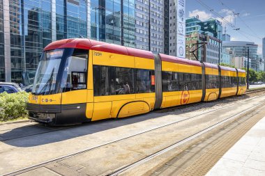 Varşova, Polonya 31 Mayıs 2018: Polonyalı şirket Pesa, Varşova, Polonya tarafından üretilen çift yönlü caz tramvay,