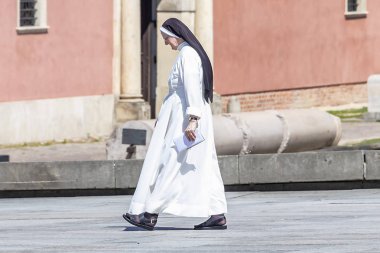 Varşova, Polonya 31 Mayıs 2018: Rahibe Taba Zamkowy (Zamkowy kare) ile Royal Castle Varşova, Polonya önünde yürür