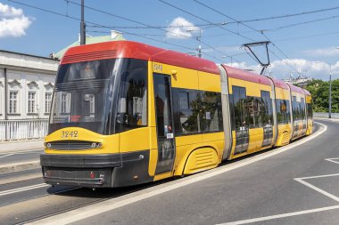 Varşova, Polonya 31 Mayıs 2018: Polonyalı şirket Pesa, Varşova, Polonya tarafından üretilen çift yönlü caz tramvay,