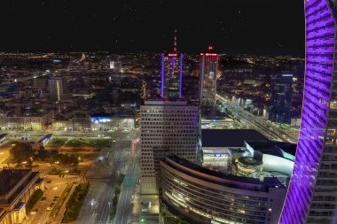 Varşova, Polonya 31 Mayıs 2018: Şehir merkezindeki iş gökdelenler bir bakış. Modern cam ve çelik yapılar Varşova şehir merkezinde.