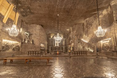 Wieliczka, Polonya 2 Haziran 2018: St. Kinga Wieliczka Tuz madeni kilisede. 13. yüzyılda açıldı, maden sofra tuzu üretti. Dünyanın en eski tuz madenleri biri.
