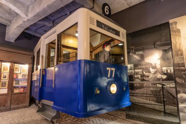 Krakow, Polonya - 3 Haziran 2018: Oskar Schindler'in emaye fabrika müze içinde Alman işgalindeki Polonya'da kullanılan eski tramvay