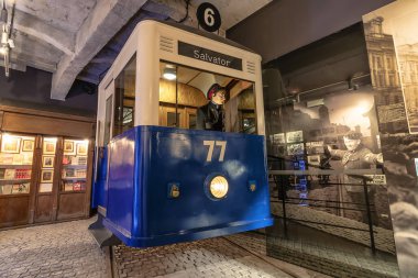 Krakow, Polonya - 3 Haziran 2018: Oskar Schindler'in emaye fabrika müze içinde Alman işgalindeki Polonya'da kullanılan eski tramvay