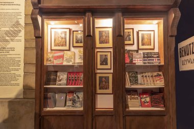 Krakow, Polonya - 3 Haziran 2018: Kütüphane mobilya ile kitap ve diğer nazi eşyaları Oskar Schindler'in emaye fabrikası müzesinde