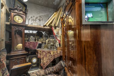 Krakow, Polonya - 3 Haziran 2018: El konulan bazı Yahudi eşyalarını Oskar Schindler'in emaye fabrikası müzesinde ww2 Alman meslekte Polonya