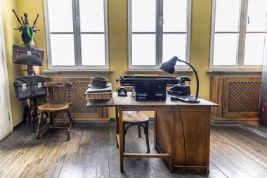 Krakow, Polonya - 3 Haziran 2018: Oskar Schindler Sekreter tarafından Oskar Schindler'in Listesi yazmak için kullanılan özgün office. Oskar Schindler'in emaye fabrikası müzesinde ekranda