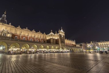 Krakow, Polonya - 3 Haziran 2018: Main square gece eski kasaba Krakow, Polonya