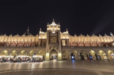 Krakow, Polonya - 3 Haziran 2018: Main square gece eski kasaba Krakow, Polonya