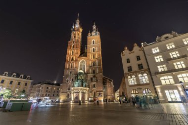Krakow, Polonya - 3 Haziran 2018: Gotik Saint Mary Bazilikası gece Krakow, Polonya'nın şehir merkezinde