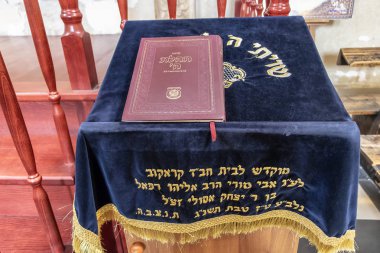 Krakow, Polonya 5 Haziran 2018: Tevrat Inside Izaak Synagogue veya Isaac Synagogue, resmen Isaak Jakubowicz sinagog bilinen 1644 ' tarihi Kazimierz Krakow bölgesinde, Polonya'da yerleşik bir Prayerhouse olduğunu