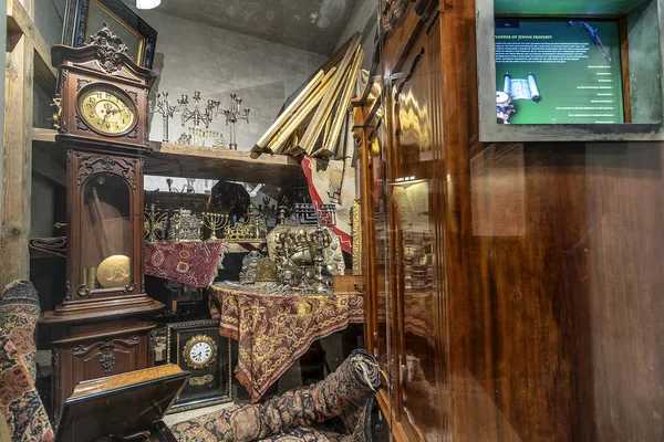 Krakow, Polonya - 3 Haziran 2018: El konulan bazı Yahudi eşyalarını Oskar Schindler'in emaye fabrikası müzesinde ww2 Alman meslekte Polonya