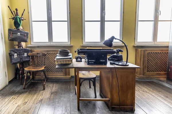Krakow, Polonya - 3 Haziran 2018: Oskar Schindler Sekreter tarafından Oskar Schindler'in Listesi yazmak için kullanılan özgün office. Oskar Schindler'in emaye fabrikası müzesinde ekranda