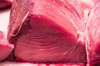 Isla Cristina Pazar, Huelva sergilenen taze kırmızı ton balığı filetosu