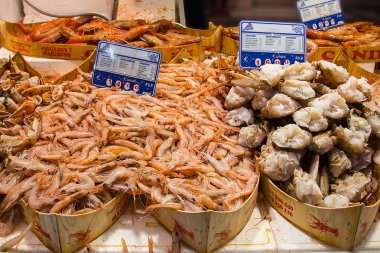 Isla Cristina, Huelva, İspanya - 2 Eylül 2017: Isla Cristina pazarda 2 Eylül 2017 üzerinde maruz deniz ürünleri