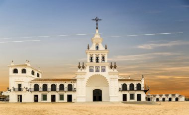 Bulutlu bir günde küçük Köyü'nde El Rocio hermitage Almonte, Huelva, Endülüs, İspanya aynı ada sahip