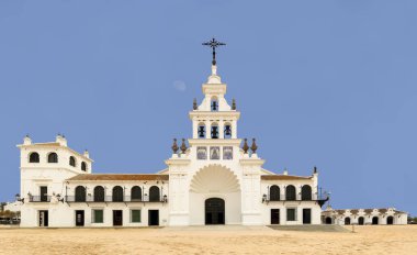 Bulutlu bir günde küçük Köyü'nde El Rocio hermitage Almonte, Huelva, Endülüs, İspanya aynı ada sahip