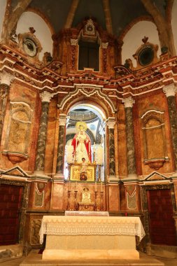 Aracena, Huelva, İspanya - 22 Nisan 2017: Ana altar tarikat Kilisesi'nin virgen 